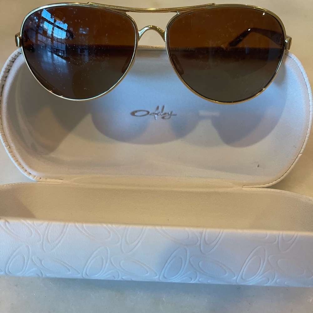 Oakley Feedback Sunglasses, case included